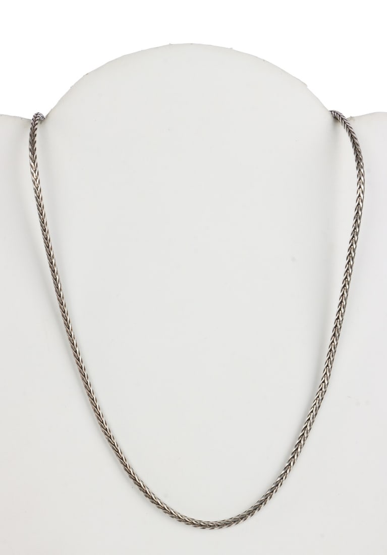 925 STERLING SILVER WHEAT CHAIN 24 - 26 INCHES: Sterling silver wheat chain adjustable length 24 to 26 inches long. Stamped 925 on clasp. This lot has a reserve.