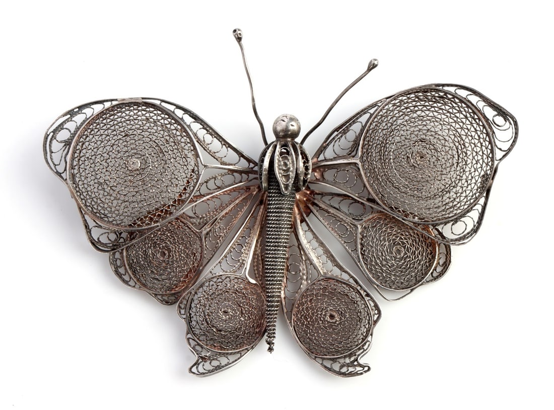 VINTAGE LARGE STERLING SILVER FILIGREE BUTTERFLY: Vintage sterling silver filigree butterfly from 1950s. Size 4 X 3.75 X 0.40 inches at largest points. Piece is unmarked acid test for 925 sterling silver. This lot has a reserve.