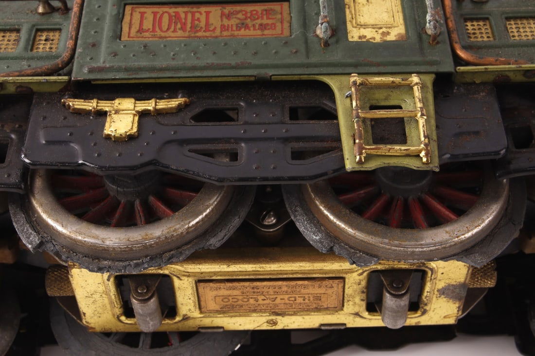 LIONEL MODEL TRAIN ENGINE NO. 381E - 8