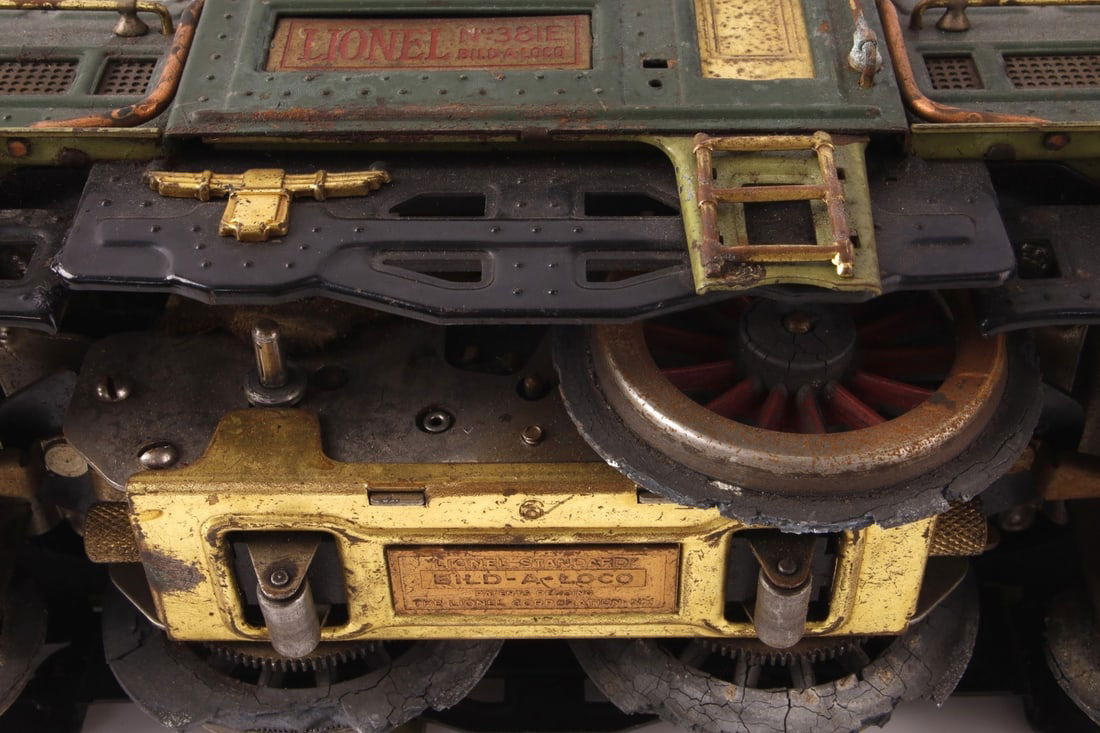 LIONEL MODEL TRAIN ENGINE NO. 381E - 9