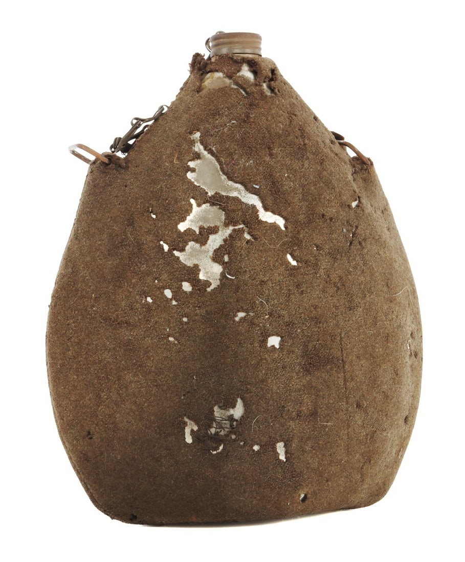 WWI ROYAL BULGARIAN CANTEEN: A Bulgarian canteen from WWI. Intact chain, screw on cap, and cloth cover. Cover has some mothing.