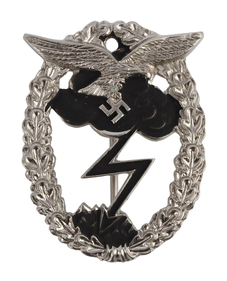 WWII GERMAN REICH LUFTWAFFE GROUND COMBAT BADGE: German WWII Luftwaffe Ground Combat Badge. The front shows a lightning bolt in the center with a cloud and a Luftwaffe flying eagle clutching a swastika at the top. All three are surrounded by an oval