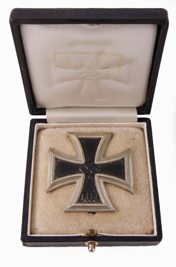 WWII GERMAN IRON CROSS FIRST CLASS IN CASE (1 of 8)