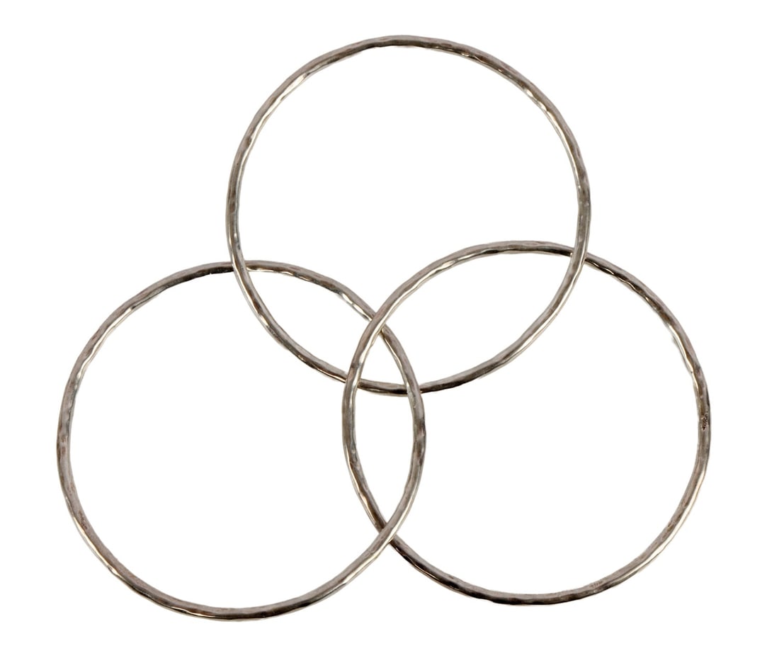 925 STERLING SILVER INTERLOCKING TRIPLE BANGLE: Sterling silver minimalist interlocking triple bangle with hammered finish. 2.5 inches in diameter. Stamped 925 on one link. This lot has a reserve.