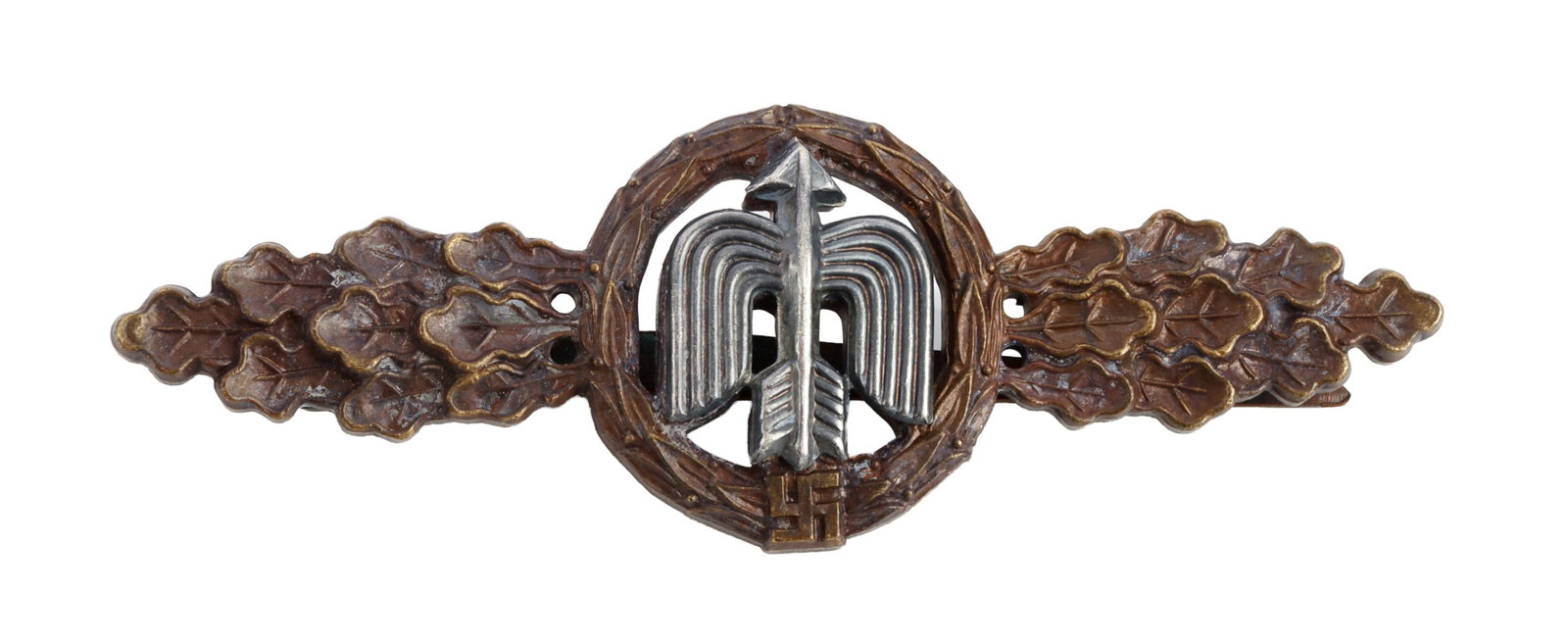 WWII GERMAN SHORT RANGE NIGHT FIGHTER CLASP: A short range night fighter clasp for the Wehrmacht, a winged arrow surrounded by a swastika wreath and oak clusters. Possibly bronze grade, but wear on piece makes it difficult to tell. No maker's ma
