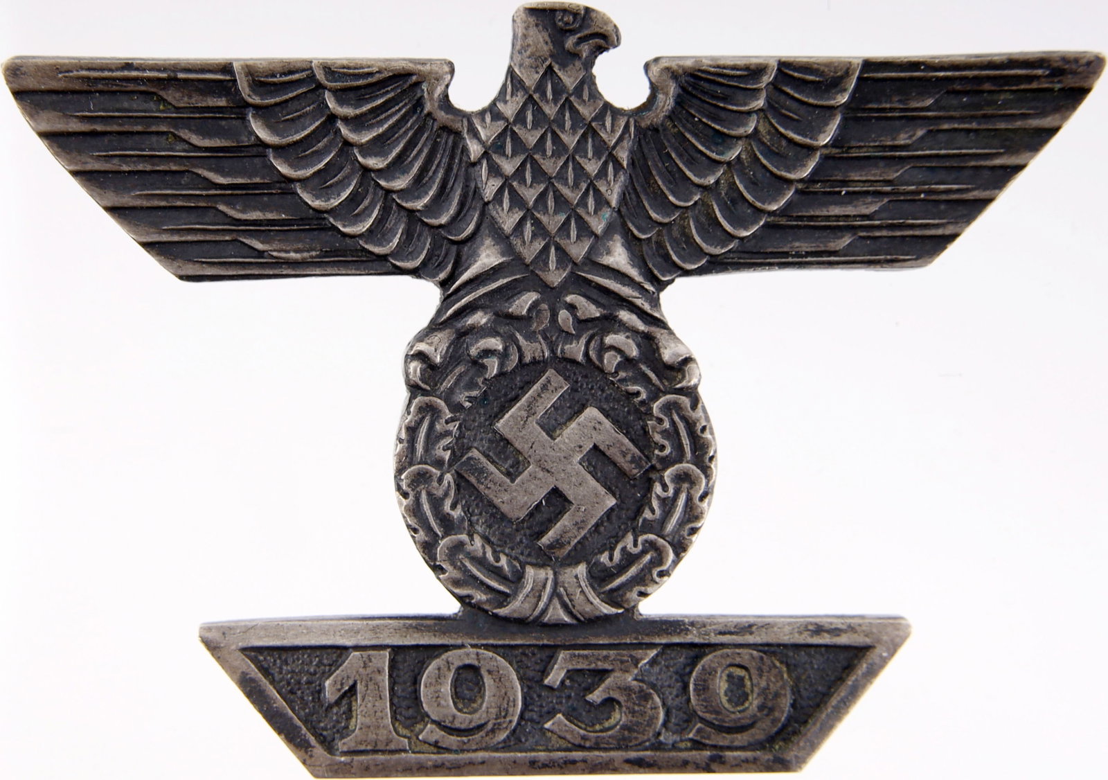 Cased 1939 Spange for Iron Cross L/11 900: Cased Spange for 1939 Iron Cross. Reverse has tapered vertical pin and is marked "L/11 900." Spange weight 10.7 grams.