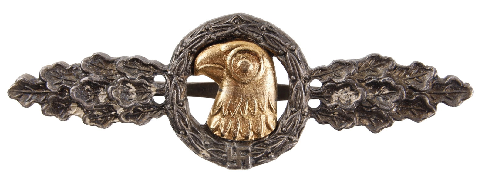 Luftwaffe Reconnaissance Clasp in Gold: WWII German Luftwaffe Reconnaissance Operational Flying Clasp in gold. Reverse has tapered horizontal pin, crimped round wire catch and single domed rivet. Clasp gross weight 25.8 grams. Width 2.975 i