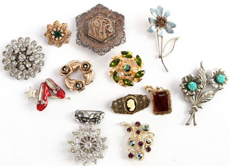 SMALL LOT LADIES VINTAGE COSTUME JEWELRY BROOCHES: From the golden age of costume jewelry, 13 classic brooches; large, bold and beautiful. Some foil-back stones, enamel work, filigree hand work, etc. 13 pieces in all