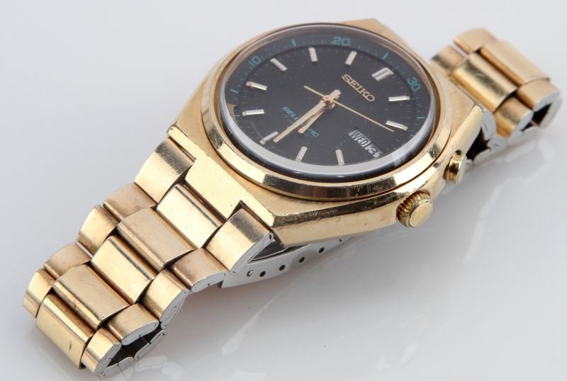 VINTAGE MENS SEIKO BELL MATIC ALARM WRIST WATCH: Simple to set, vintage alarm watch features day-date, and adjustable bracelet. Automatic wind. Plastic crystal.