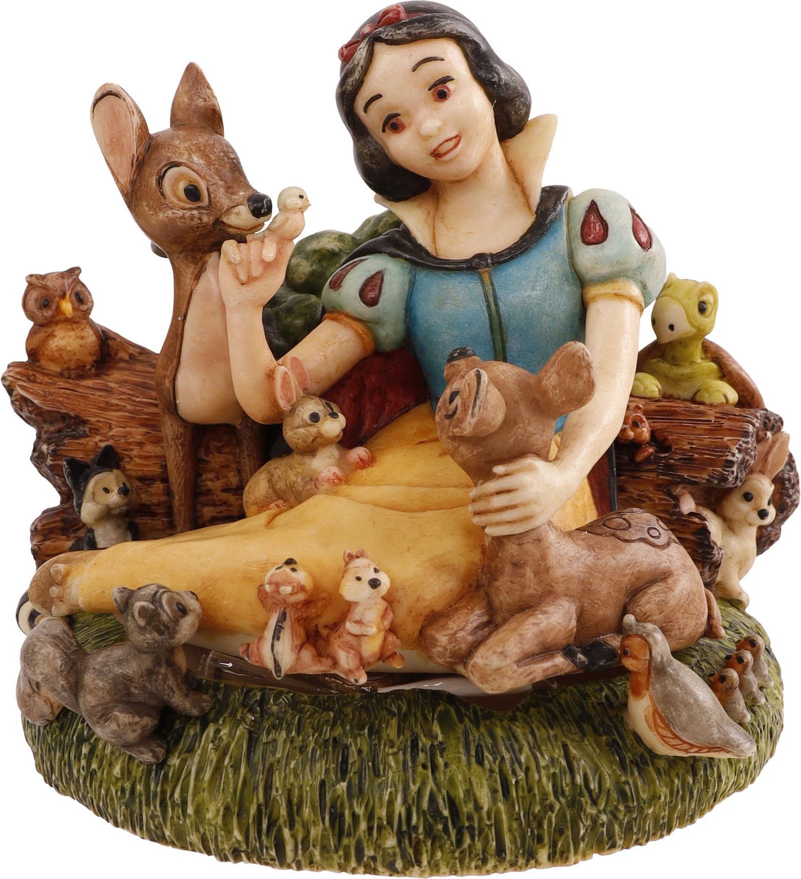 Snow White and Friends Harmony Kingdom Disney: A resin box figurine titled 'Snow White and Friends' by Harmony Kingdom. The piece features Snow White and characters from the film. It belongs to the Disney collection. This lot has a reserve.