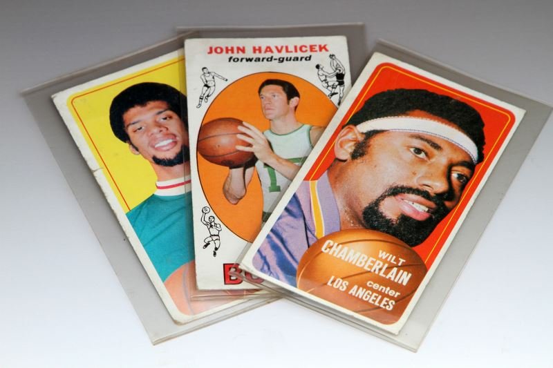 3 TOPPS B-BALL CARDS ALCINDOR HAVLICEK CHAMBERLAIN: Cards included in this lot are 1970 Topps Wilt Chamberlain card #50, 1969 Topps John Havlicek card #20, and a 1970 Topps Lew Alcindor card #75. All three cards are in good condition.