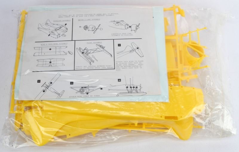 DH BEAVER ON FLOATS MODEL KIT 1/24 SCALE: Complete model ready to be built. Made to be put together for a store window display. In very good condition.