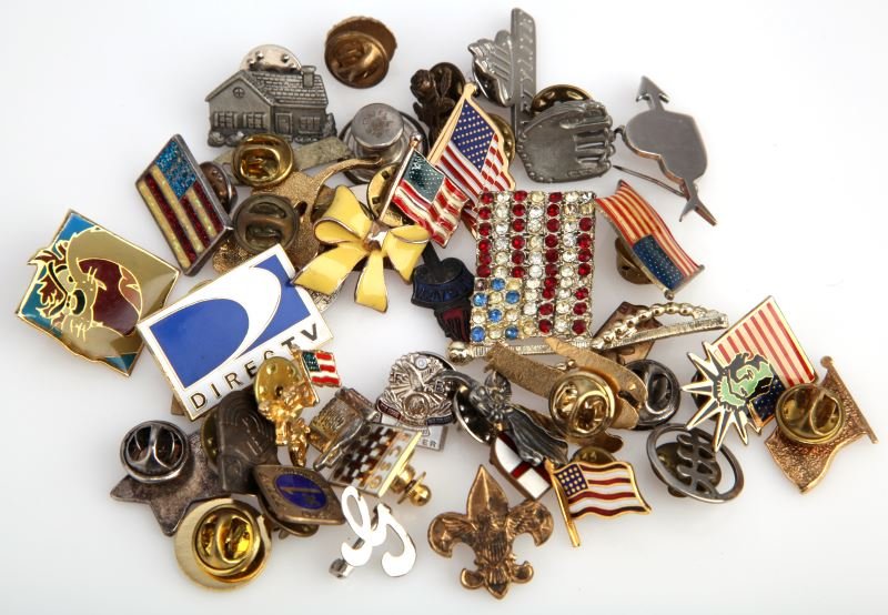 SMALL LOT 40 LAPEL PINS: Forty pieces in all; great variety including 12 lapel pins sporting US flag.