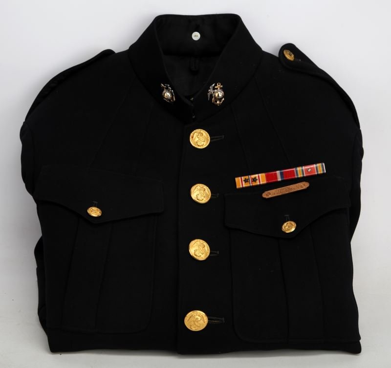 WWII USMC DRESS BLUE OFFICERS 4TH MARINE DIV TUNIC: Very good condition tunic with shoulder LT. insignia, white metal collar EGS, campaign and service ribbons, marksman badge, about a size 40.