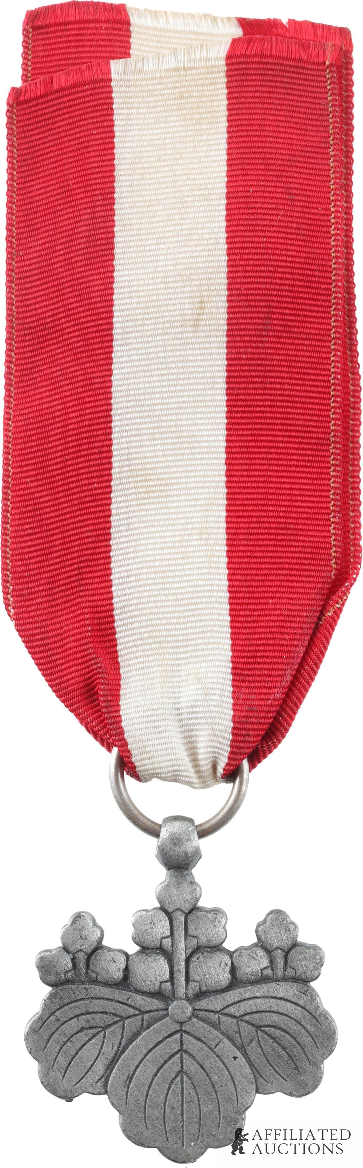 Order of The Rising Sun 8th Class Medal (1 of 3)