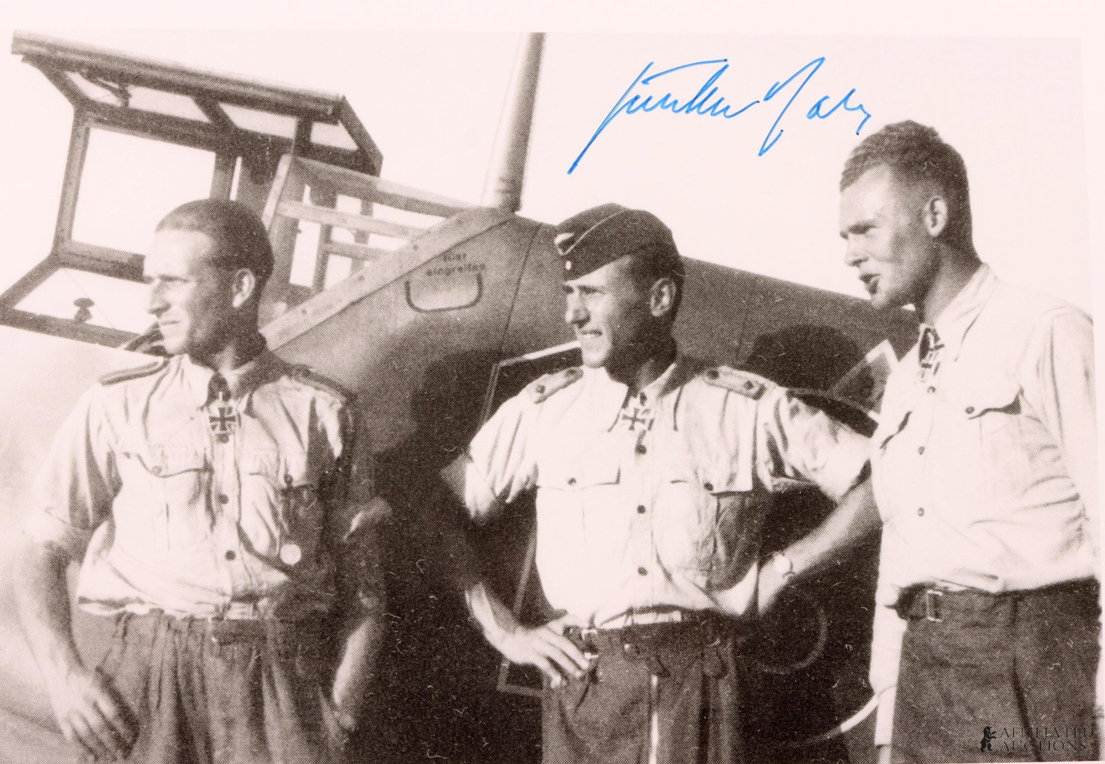 WWII German Ace Friedrich Wachowiak Autograph: A signed image of Friedrich Wachowiak, a noted Luftwaffe fighter ace of the Second World War. He was awarded the Knights Cross of the Iron Cross.