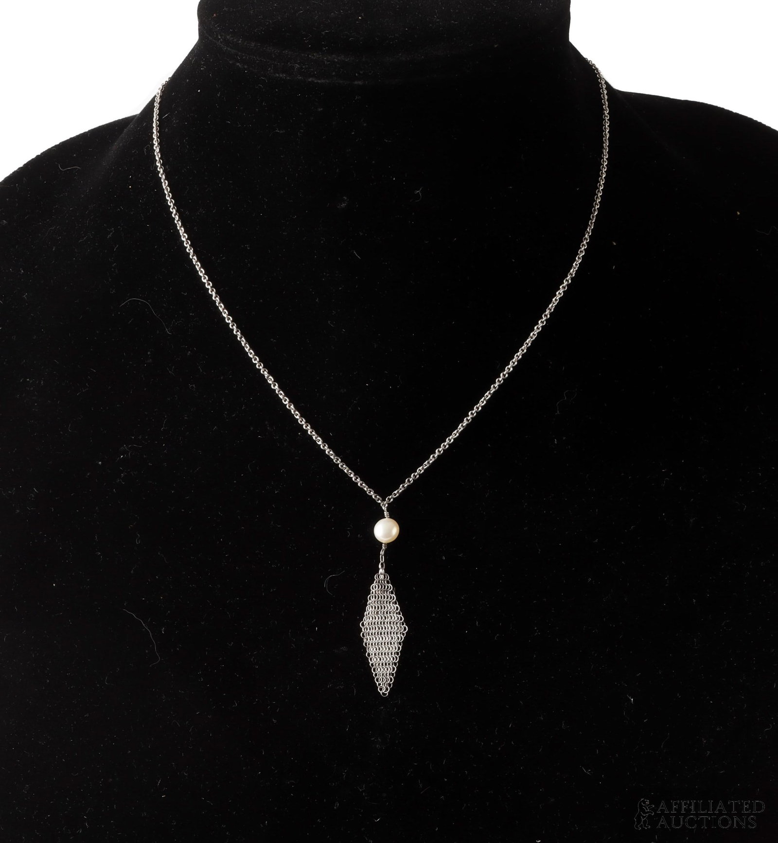 Tiffany & Co. Elsa Peretti Pearl Mesh Necklace: A .925 silver fine mesh necklace designed by Elsa Peretti for Tiffany & Co., featuring fluid woven mesh silverwork work accented with a cultured pearl. Stamped with appropriate Tiffany & Co. and Elsa 