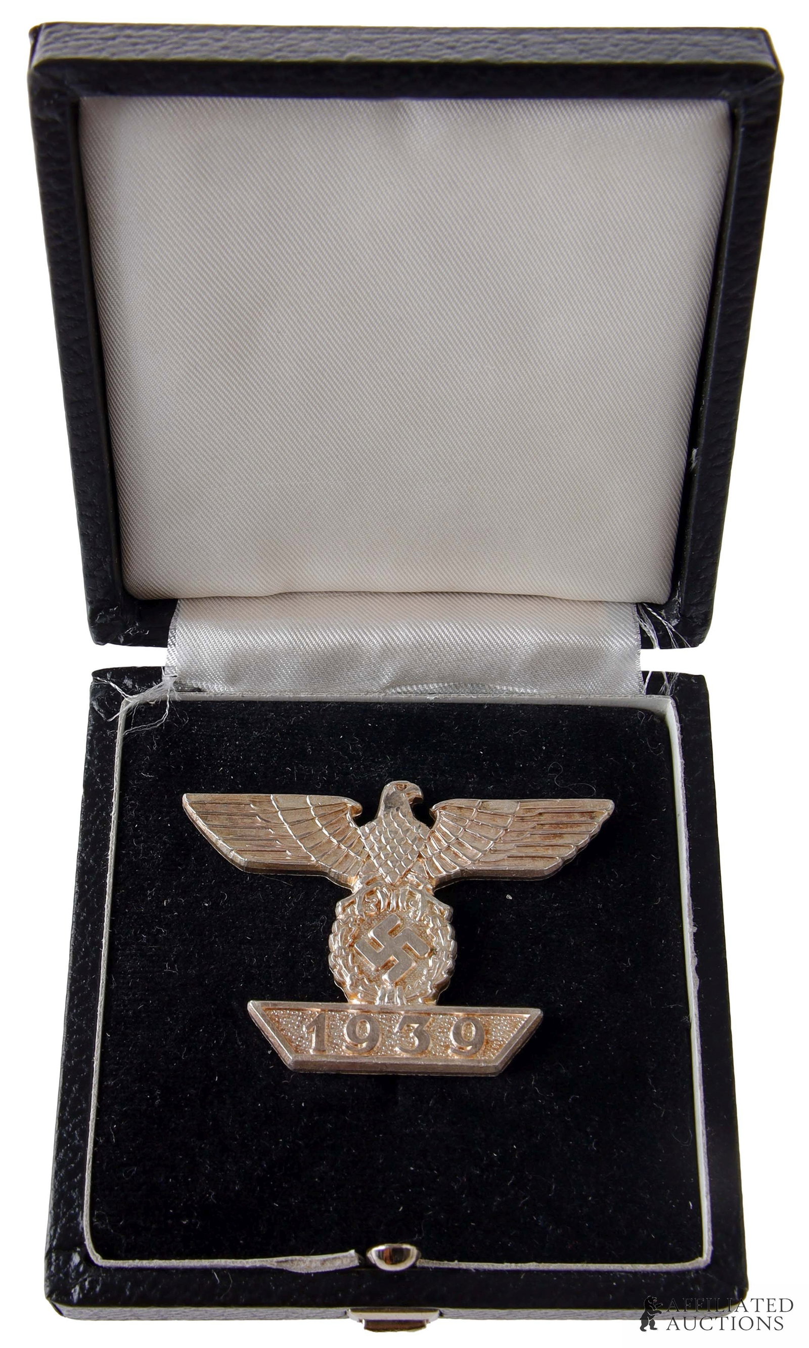 1939 Iron Cross First Class Spange WWII German: Cased 1939 spange for Iron Cross first class. Comes in case. No maker's mark. Appears to be silvered. Measures 30.94 X 44.55mm. Unauthenticated. | This lot has a reserve.