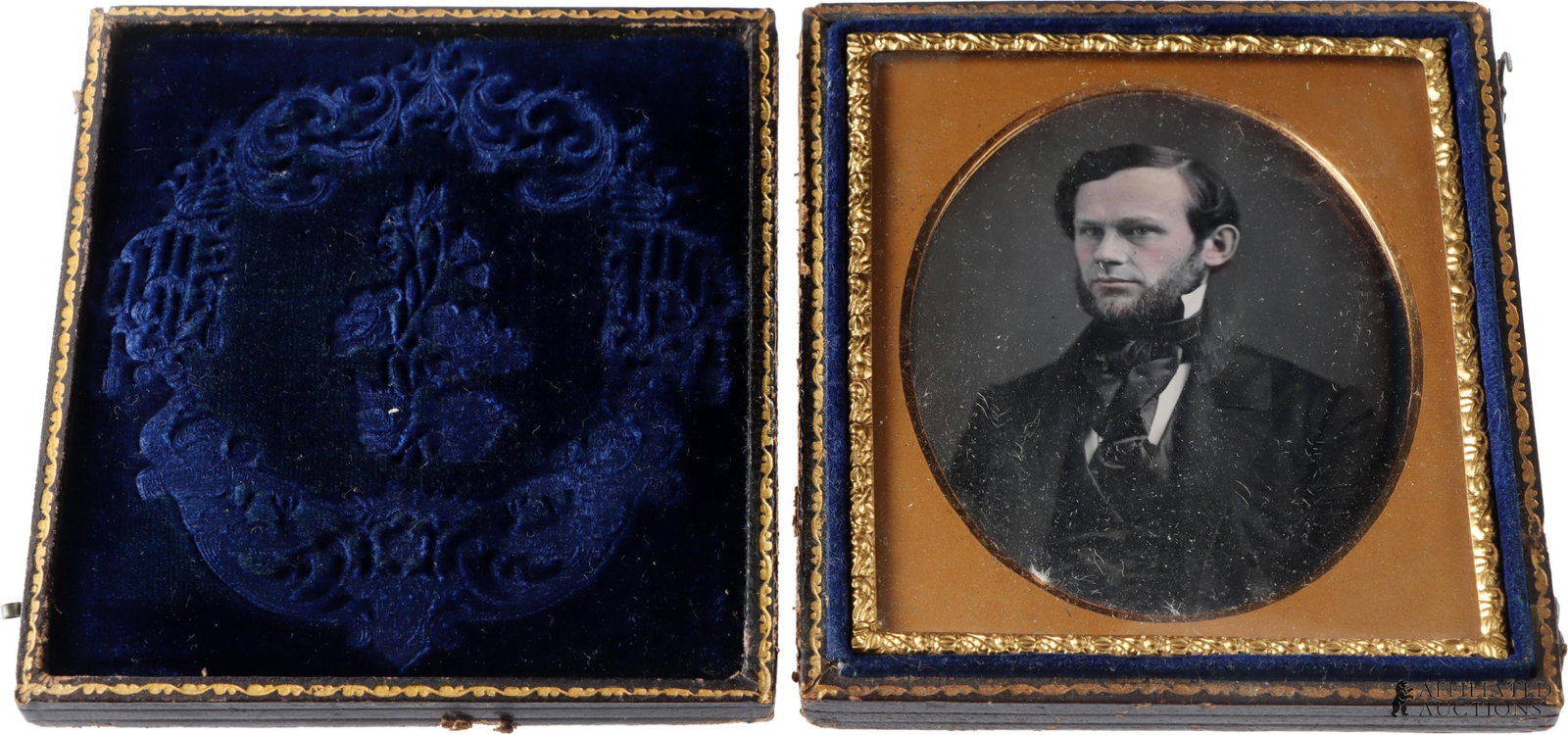 Cased Daguerreotype of a Gentleman 1/6 Plate (1 of 4)
