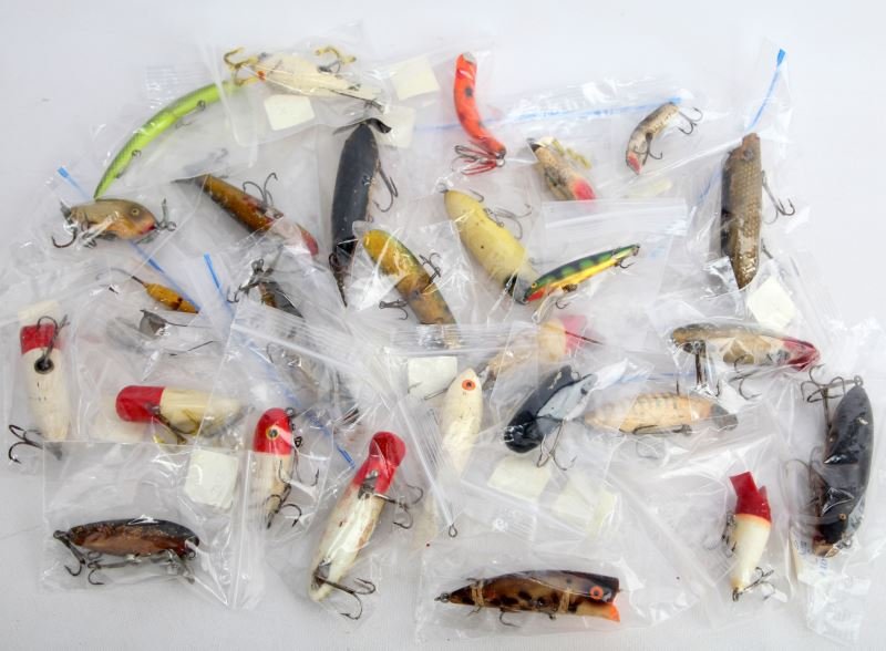 27 VARIOUS BRAND VINTAGE FISHING LURES: 27 mixed brand fishing lures, including South Bend Bass-Oreno, Kautzky Lazy Ike, Dalton Special, a hand painted wooden lure, and much more. Various used condition.