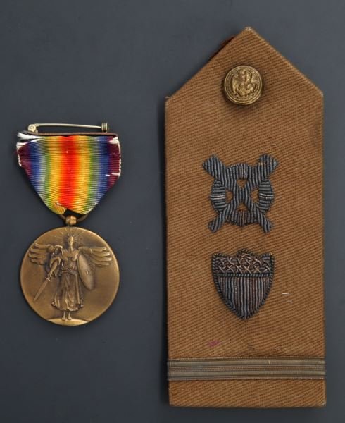 US LIFESAVING SERVICE SHOULDERBOARD & WW1 MEDAL: Original veteran estate piece, WWI service medal pinned to Coast Guard / Lifesaving Service shoulder board with bullion insignia.