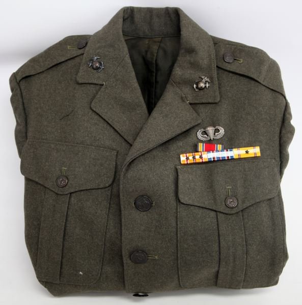 WW2 USMC MARINE PARACHUTE BN TUNIC W INSIGNIA: EGA buttons, insignia, sterling jump wings, WWII campaign ribbons, cloth Para Battalion with raider felt, rank and striker badge, right sleeve is named to F.R. Wasuta and stamped Y-21-21, also FLT 450