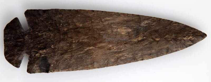 OHIO DOVETAIL BLACK CHERT 5 INCHES: Slight debitage in recesses but mostly clear, fracture lines curved and straight, damage free.
