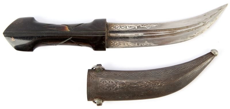 HORN HANDLED SYRIAN KHANJAR / JAMBIYA DAGGER: Syrian Khanjar dagger, with 6 inch curved blade of characteristic form, and polished horn handle. Niello geometric patterns to scabbard, and silver scroll on blade. Overall excellent condition. This l