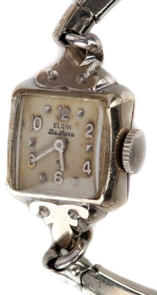 LADIES VINTAGE 14KT WG ELGIN DELUXE WATCH: Case manufactured by Star Case Co, 14mm square, with fancy lugs. 17j manual movement # S132866, manufactured by Elgin, dating piece to 1952. Gold filled bracelet. Weight: 14.3 WITH BRACELET AND MOVEME