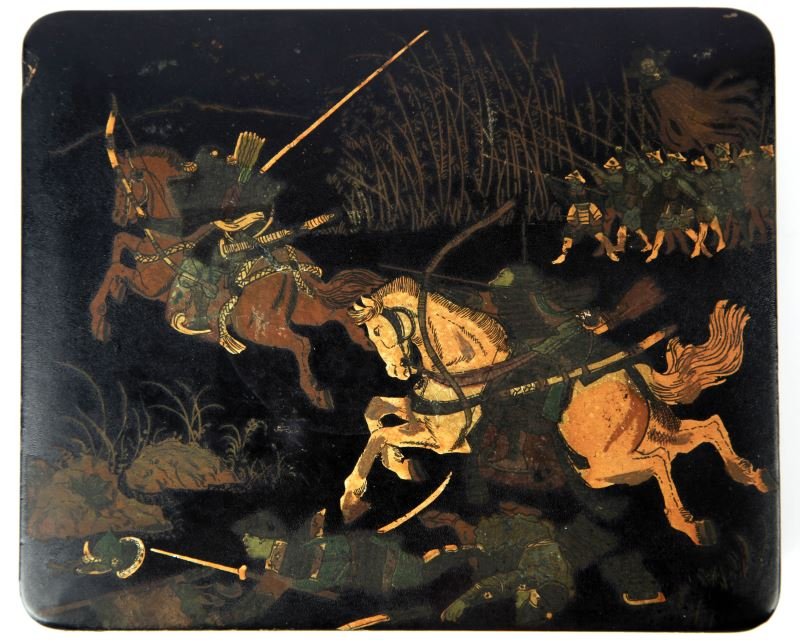 TOKUGAWA EDO PERIOD JAPANESE LACQUERED CIGAR CASE: Japanese lacquered papier mache cigar case, appears by style to be from Tokugawa / Edo period (1603-1867). Depicting samurai warriors on horseback with civilian soldiers behind. Hardware intact. Turqu