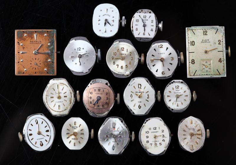 SMALL LOT VINTAGE MECHANICAL WATCH MOVEMENTS: Two men's 17jewel movements; Elgin and Benrus. Three ladies Timex movements. Eight ladies 17 jewel movements; two Helbros, one Universal Geneve, five common ladies movements, three ladies 23 jewel mov