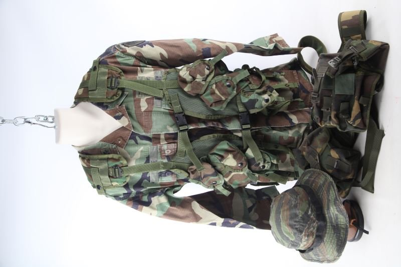 VIETNAM RIP STOP UNIFORM & GEAR RANGE HELO PILOT: Four straight pocket smock size large, senior Helicopter wings, CIB, Major insignia, Brave Rifles and Ranger patches, jump wings, Air Cavalry collar insignia, named to fee, with Ammo pouches, Boonie h