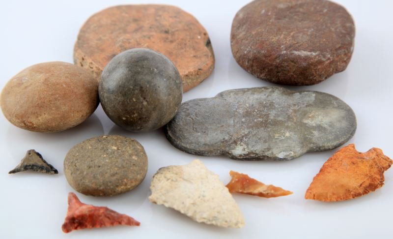INDIAN ARTIFACT LOT STONE BALL DISCOIDAL POINTS: Includes polished stone game ball approximate 2 inch diameter, discoidal pair one large and one small three and 1.5 inches, two Florida Pinellas poinst, stemmed field point, Duck river small triangula