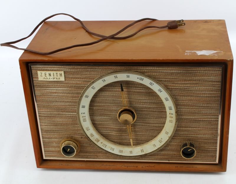 VINTAGE 1950'S ZENITH AM-FM RADIO