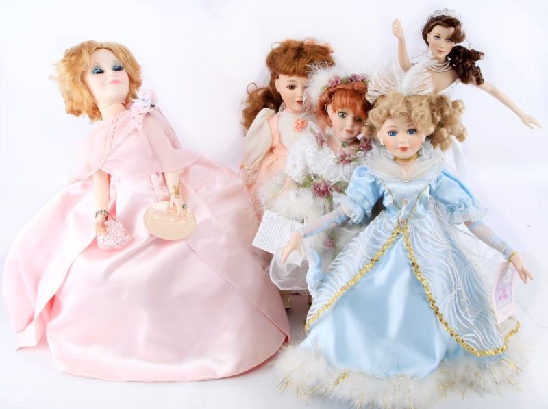 LOT OF 5 VINTAGE PORCELAIN DOLLS: This lot contains dolls from Madame Alexander, Duck House Heirloom Dolls, Collectible Memories and more. All dolls are in good condition.