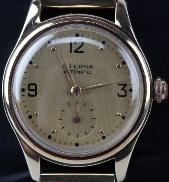 VINTAGE MENS 14K YG ETERNA AUTOMATIC WRIST WATCH: Measuring 32mm in diameter, 40mm from lug to lug, 17 jewel Eterna automatic "bumper" movement number 3105951, dating watch to early 1940's. Case number 3080389. Champagne color dial, gold hand, sweep