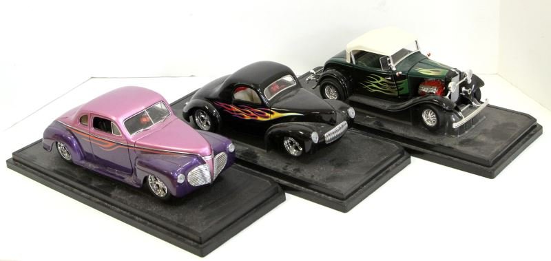 LOT OF 3 HOT ROD MODEL CARS: Lot of 3 hot rod model cars, models include; Ford 1932 Roadster street rod (Road Signature Brand), Shyne Rodz 1941 Plymouth, Shyne Rodz 1941 Willy's Coupe. All items are equipped with original plastic