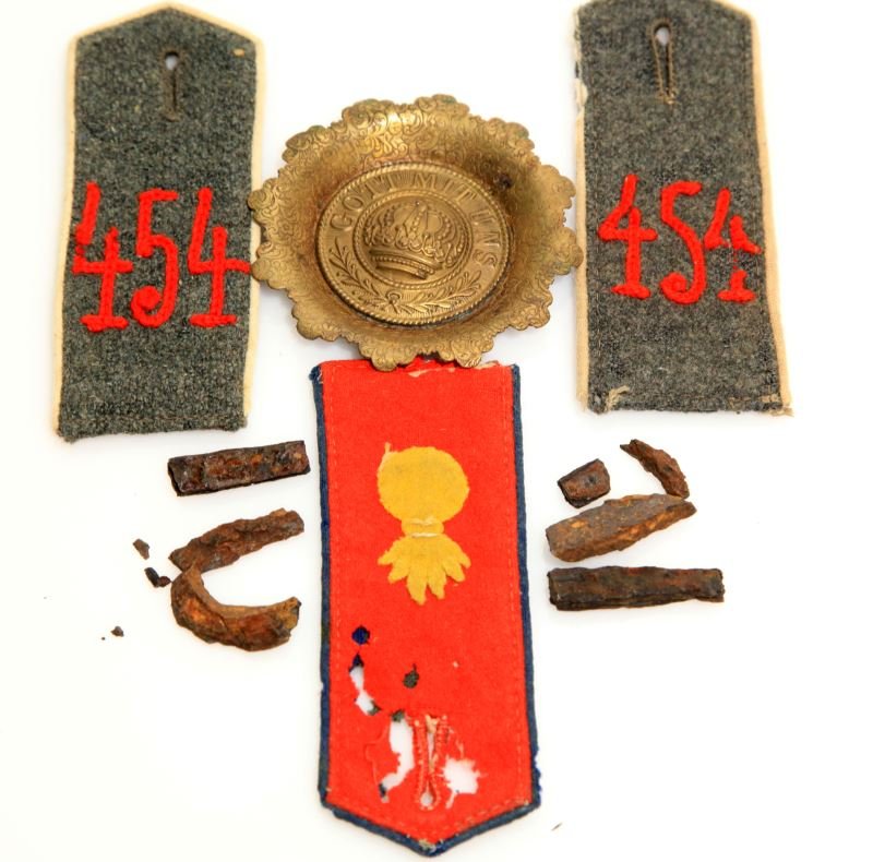 WWI IMPERIAL GERMAN SHOULDER STRAPS & TRENCH ART: Three groupings shoulder straps including a pair of 1915 Bavarian enlisted 454, and a singular ordnance strap, light mothing on the 454, heavy on the other, belt buckle trench art tray, and a bag of b