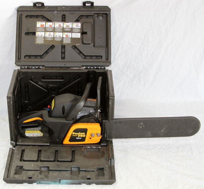 POULAN PRO 42CC GAS 18 IN. REAR HANDLE CHAIN SAW: Some cosmetic wear is present to chainsaw. Fading is present to the lettering on the blade. Comes within a carry case. Overall in good to very good condition. This lot has a reserve.