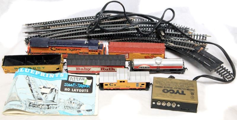 VINTAGE TYCO ADVERTISEMENT TRAINS AND ACCESSORIES: This lot contains Tyco advertisement trains, track and electric output. Advertising includes Oscar Mayer hotdogs, Peabody shortline, Chessie System, and Baby Ruth candy. Used in good condition, needs 