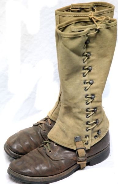 WWII AMERICAN CHUKKA BOOTS WITH LEGGINGS SIZE 8: WWII American Chukka boots with leggings in very good condition, approximately size 8.