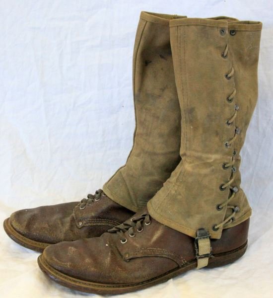 WWII AMERICAN ANKLE CHUKKA BOOTS WITH LEGGINGS: WWII American ankle chukka boots with leggings, approximately size 10.5 in good condition.