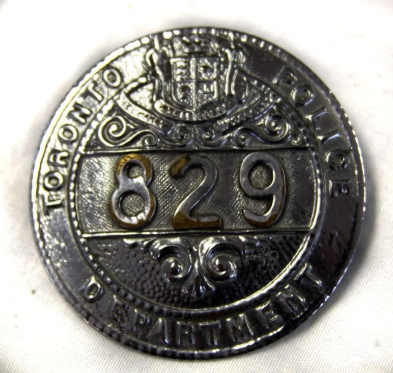 TORONTO POLICE DEPARTMENT VINTAGE OBSOLETE BADGE: Pin reverse minus closure, otherwise very good, numbered 829, some slight finish loss to the numerals, comes with COA from the World Police Museum Milan, Italy.