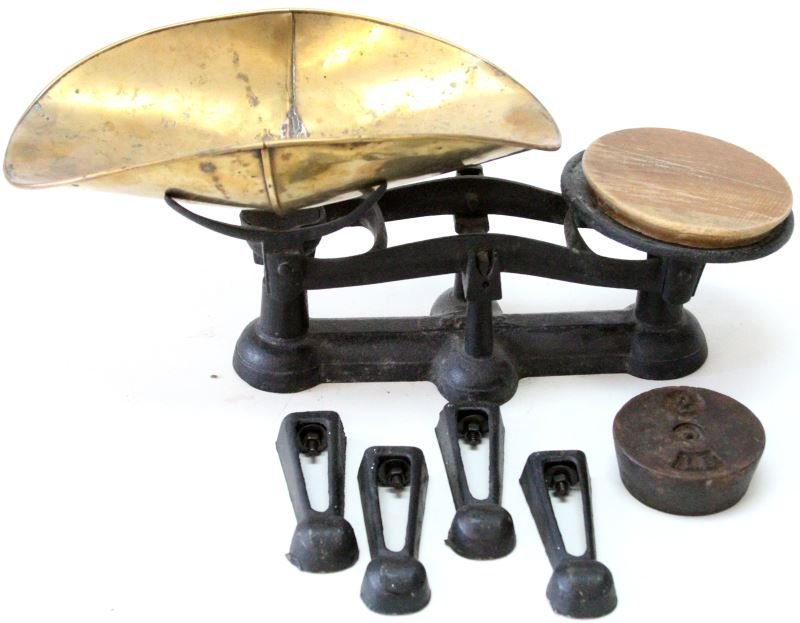 EARLY 1900's STAR BRASS AND IRON SCALE 2LB WEIGHT: STAR antique brass and iron counter scale, early 1900's. Comes with brass scoop tray, piece of wood, 2 pound weight, and four ball weights with bolts attached. Some rust to bottom. Overall good condit