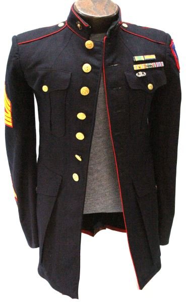 USMC DRESS BLUE TUNIC WITH PATCHES AND RIBBONS: 5 campaign ribbons (Europe-Africa has 4 stars, Pacific has 1). 1st Marine division patch with red border plus paratrooper patch on left sleeve, five pocket tunic with all buttons and collar EGA's pres