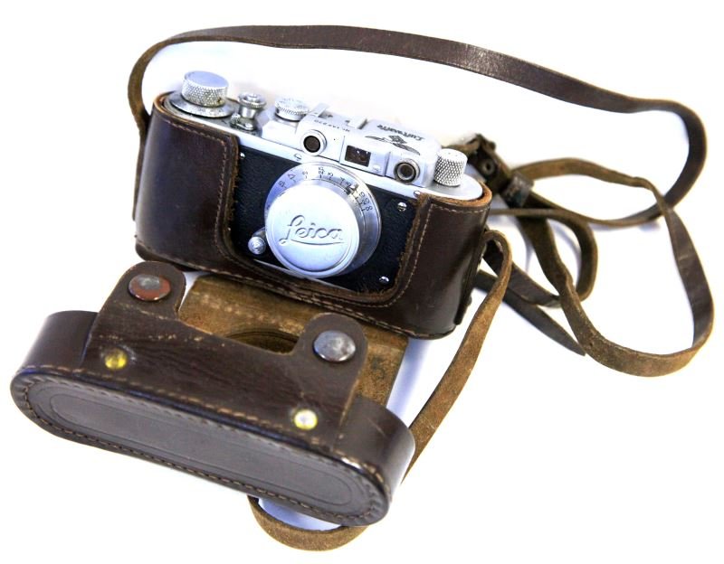 LUFTWAFFE LEICA CAMERA IN CASE LIKELY REPRO: Camera is marked "Luftwaffe, Nr. 187220. Some wear is present to case. Minor discoloring present to parts of camera; overall in very good condition. This lot has a reserve.