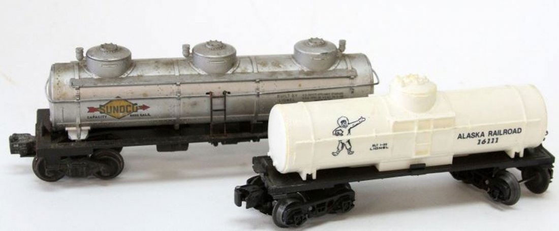 LIONEL HO TRAIN CAR LOT OF 2 SUNOCO ALASKA RR 1611: Earlier Lionel tank cars Alaska RR 16111 and Sunoco.