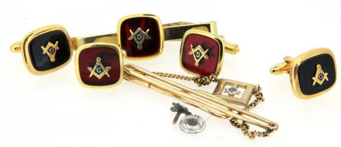 VINTAGE MASONIC CUFF LINKS TIE BAR SWANK & SPEIDEL: Includes a sterling with tiny diamond lapel pin, swank tie bar and cuff links, Speidel cuff links , tie bar, all very good. Condition: good