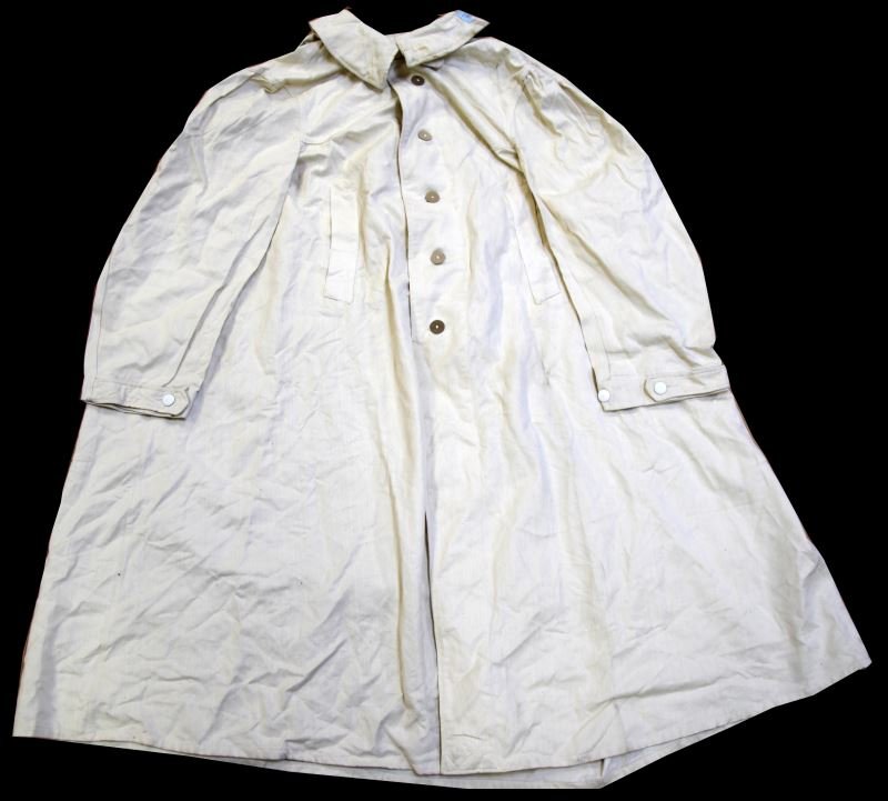 WWI EAST FRONT SNOW WHITE CAMO OVERCOAT: Minor wear is present, overall in very good condition.