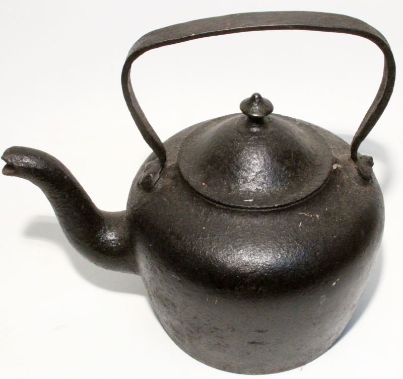 CHICKASAW SITE MISSISSIPPI FOUND IRON TEA POT 1928: From a Chickasaw Indian site in Lee County, Mississippi, found in 1928. Appears to have small part of spout broken off, otherwise, very good condition. Abrasion present with age. Measures 39 inches ci